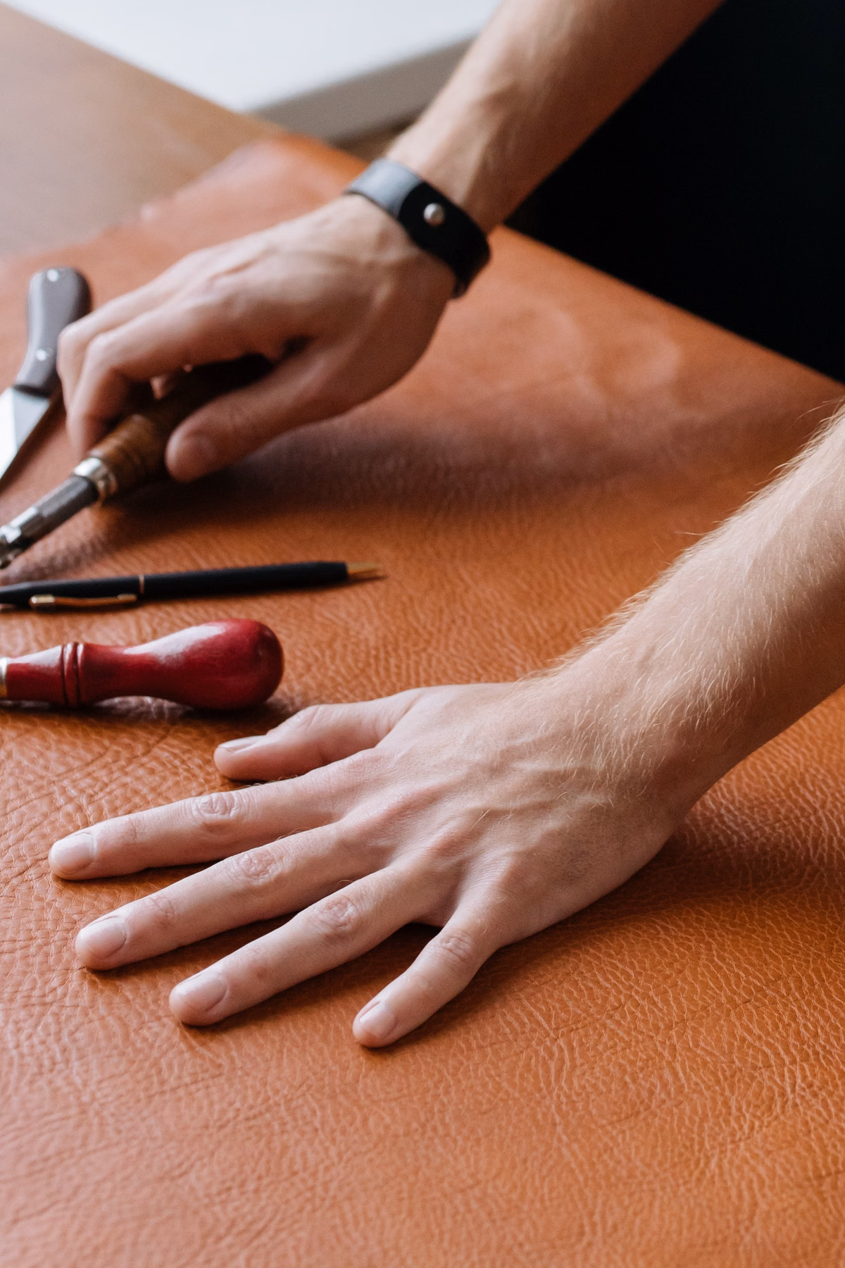 Travail du cuir en atelier de cordonnerie