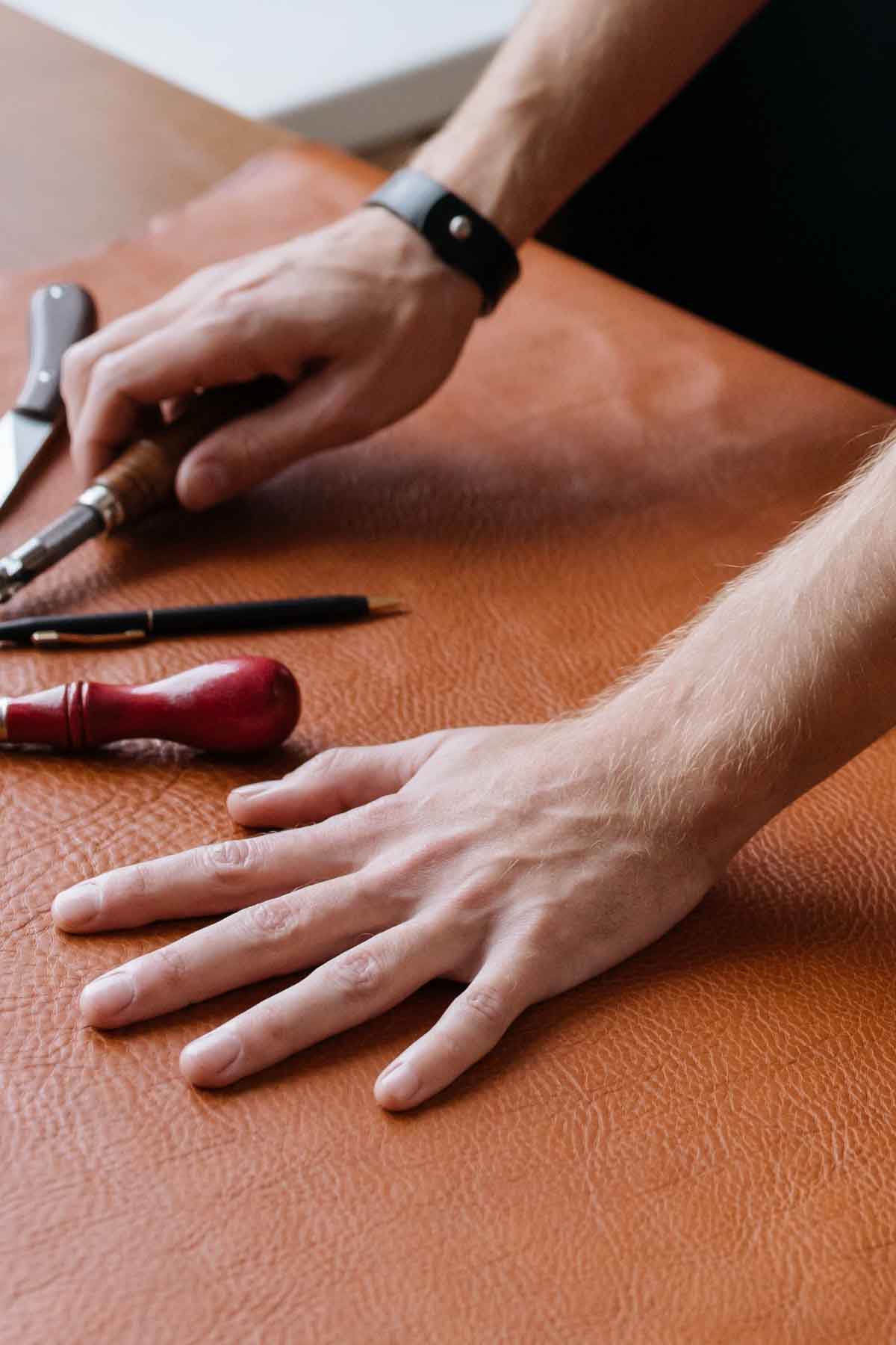 Travail du cuir en atelier de cordonnerie